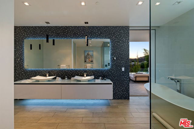 7080 W MULHOLLAND Drive, Los Angeles CA: https://media.crmls.org/mediaz/ab41a649-e67b-4218-8225-69a9ac6305ec.jpg