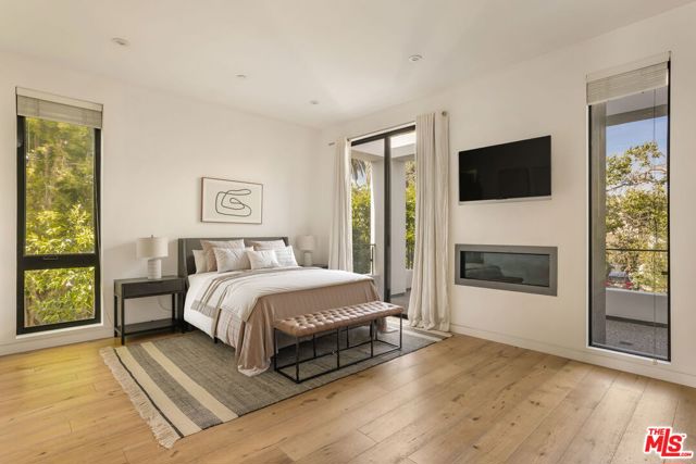 649 N Edinburgh Avenue, Los Angeles CA: https://media.crmls.org/mediaz/ab429701-f17f-4e42-9756-70e199b08612.jpg