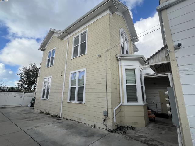 1011 E 11Th St, Oakland CA: https://media.crmls.org/mediaz/ab436735-9ec3-4461-8564-78e8dc6918a7.jpg