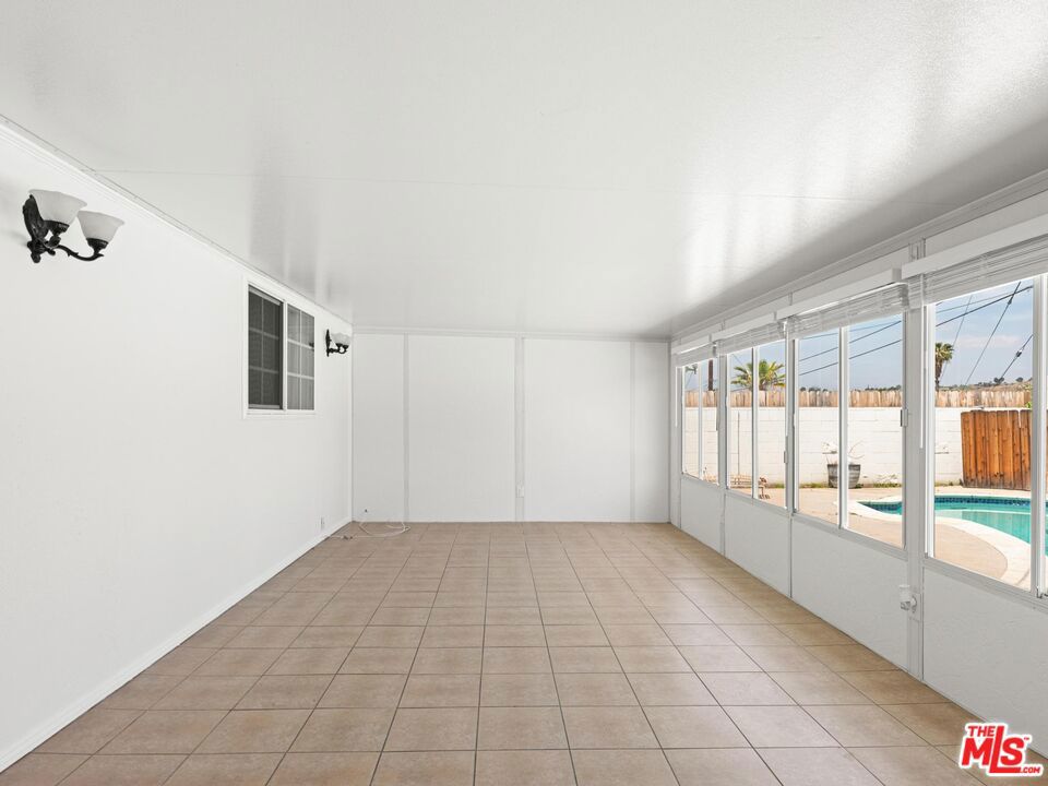 https://media.crmls.org/mediaz/ab44403e-2e85-4ccd-b726-4c542b7579d1.jpg?preset=X-Large