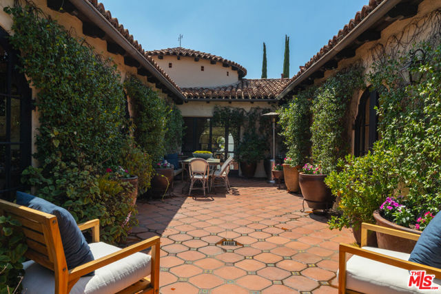2311 Alto Oak Drive, Los Angeles CA: https://media.crmls.org/mediaz/ab44dccc-7104-4489-b698-4325a76c69d3.jpg
