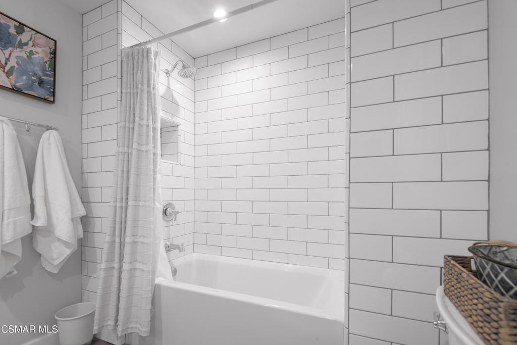 https://media.crmls.org/mediaz/ab44faba-b002-4c34-8df1-35fce4be935e.jpg?preset=X-Large