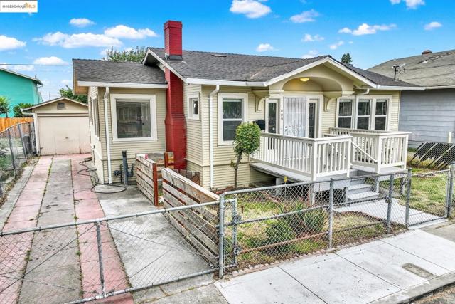 1009 106Th Ave, Oakland CA: https://media.crmls.org/mediaz/ab45d7ca-7e70-4814-b26a-de977ab221f9.jpg