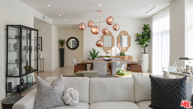 425 N Palm Drive, Beverly Hills CA: https://media.crmls.org/mediaz/ab463d6b-6c3e-4938-b043-9efc52b39545.jpg