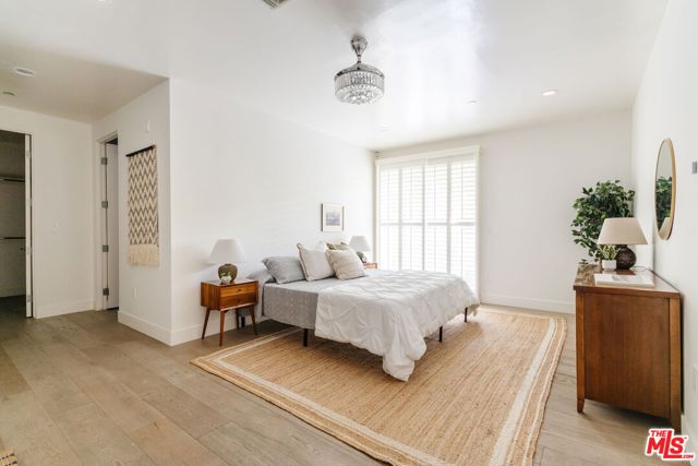 4925 Wilshire Boulevard, Los Angeles CA: https://media.crmls.org/mediaz/ab46d424-a72a-433f-b68b-57f656687e26.jpg