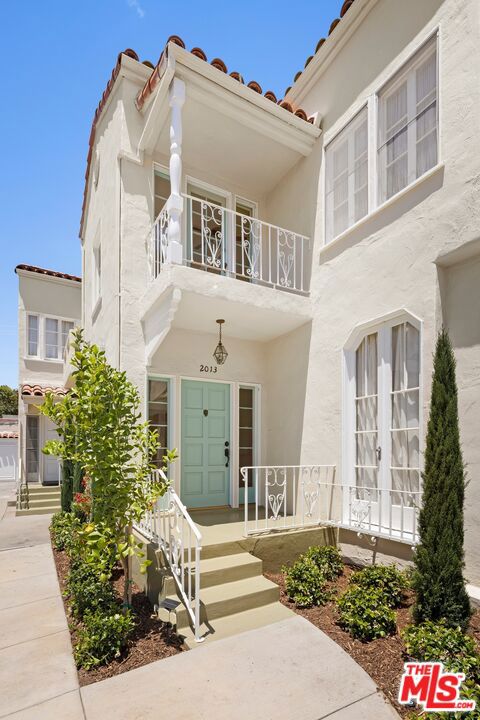 2011 N Beachwood Drive