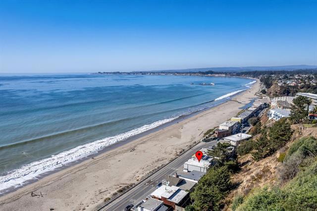 317 Beach Drive, Aptos CA: https://media.crmls.org/mediaz/ab48380d-281a-40fa-982c-13daa52619bc.jpg