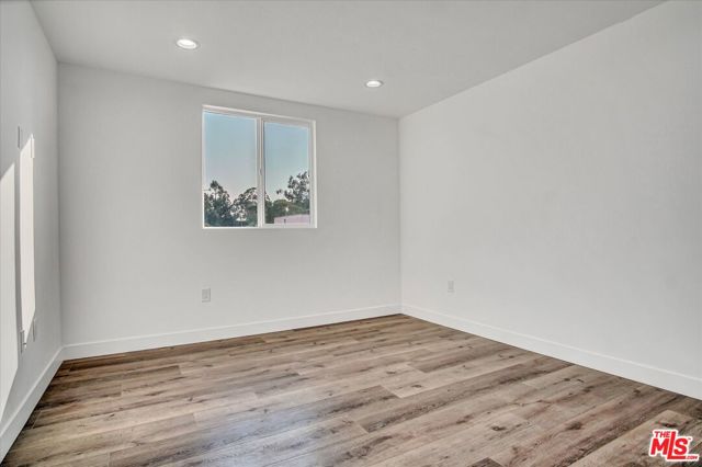 2419 S Cochran Avenue, Los Angeles CA: https://media.crmls.org/mediaz/ab48658a-1852-4bd2-962e-643a9014779f.jpg