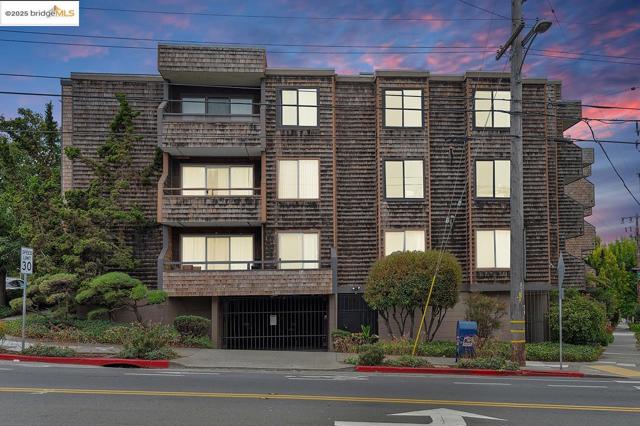696 Athol Ave, Oakland CA: https://media.crmls.org/mediaz/ab48b3fa-27de-46a6-9366-f48e97f4c05f.jpg