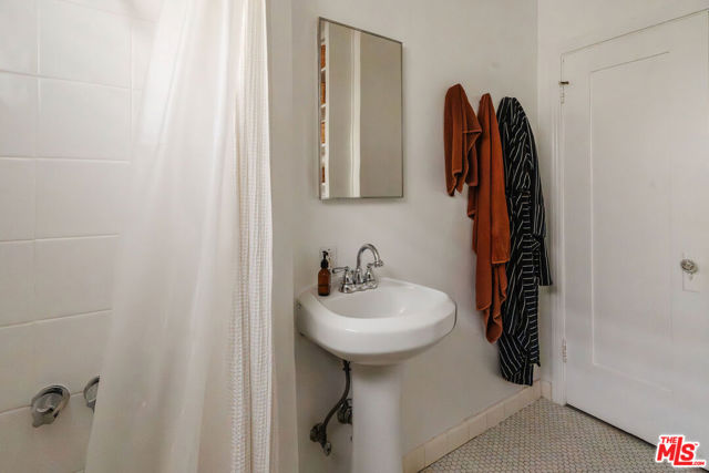 4426 Price Street, Los Angeles CA: https://media.crmls.org/mediaz/ab48db89-28eb-4028-9a92-376d5d5c09dd.jpg