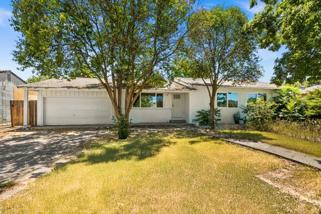 212 E Longview Avenue, Stockton CA: https://media.crmls.org/mediaz/ab4b62fe-a071-4c7a-a8a3-c20c72835761.jpg