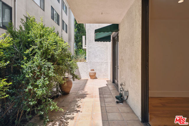 1250 S Beverly Glen Boulevard, Los Angeles CA: https://media.crmls.org/mediaz/ab4be008-025d-400d-bf1e-304c6f1afdd2.jpg