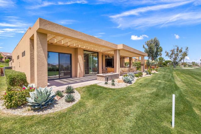 49006 Foxtail Lane, Palm Desert CA: https://media.crmls.org/mediaz/ab4c98e6-67c9-485e-b0f6-8fd43f2c6235.jpg