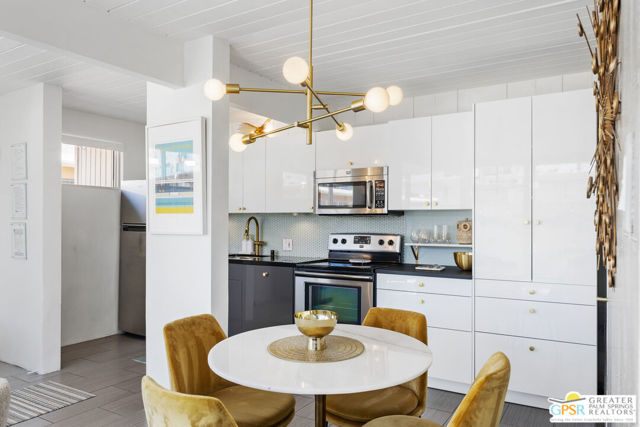 1111 E Palm Canyon Drive, Palm Springs CA: https://media.crmls.org/mediaz/ab4d086d-a6fd-46d1-8679-faa1bfa4900b.jpg