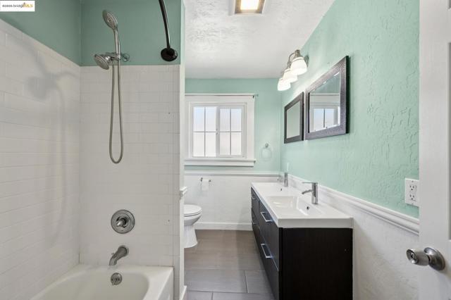 Image 29 of 60 For 1063 32nd St