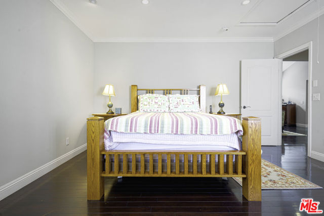 950 S Longwood Avenue, Los Angeles CA: https://media.crmls.org/mediaz/ab4e3692-7149-495a-911b-84df132c22d8.jpg