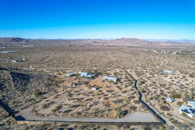 59800 Onaga Trail, Joshua Tree CA: https://media.crmls.org/mediaz/ab4ed01d-1050-4057-b3d6-4711121fe762.jpg