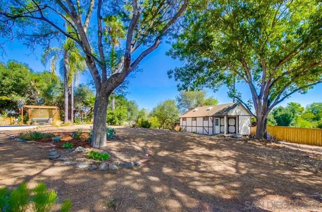 2336 Rancho Diego Ct, Escondido CA: https://media.crmls.org/mediaz/ab5050e5-bbb7-4a49-85ea-c28721dcbf05.jpg