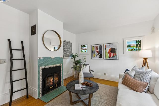 3215 Liberty Ave, Alameda CA: https://media.crmls.org/mediaz/ab50dde9-fa77-44ea-a1d6-4ba331ea7a0e.jpg