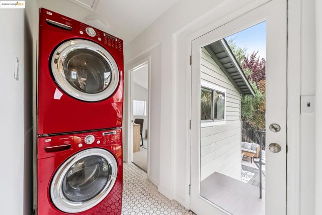 678 65Th St, Oakland CA: https://media.crmls.org/mediaz/ab52a869-b5f5-46bb-addd-6173145873c9.jpg