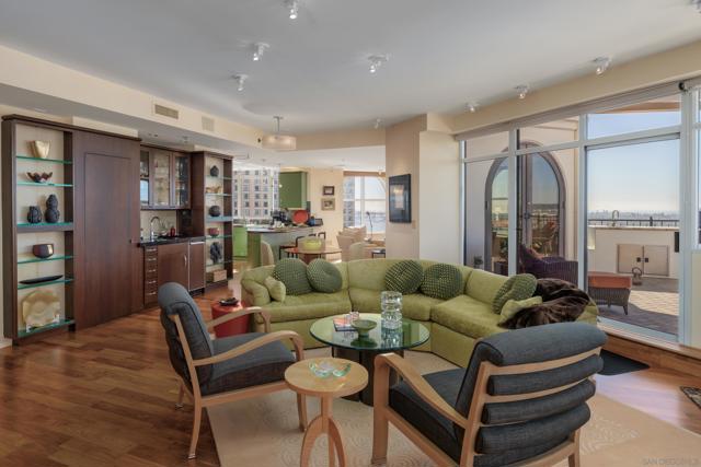 700 W Harbor Dr, San Diego CA: https://media.crmls.org/mediaz/ab52b56c-a7b3-44c7-8731-82c7373491b0.jpg