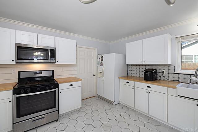 Detail Gallery Image 13 of 65 For 6447 Seascape Dr, San Diego,  CA 92139 - 4 Beds | 2 Baths