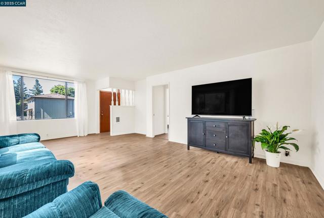 367 Rose Avenue, Pleasanton CA: https://media.crmls.org/mediaz/ab53de39-8c5d-4f7e-a2ee-c3e1fd737c92.jpg