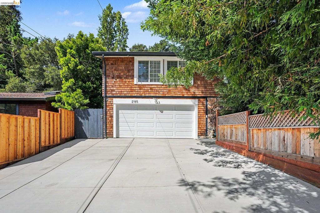 2185 Trafalgar Pl
