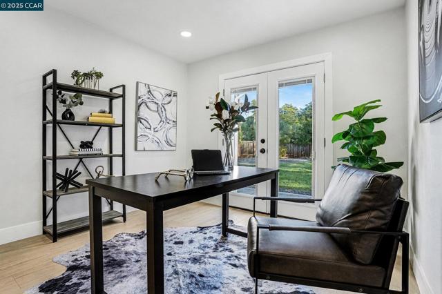1053 Arkell Rd, Walnut Creek CA: https://media.crmls.org/mediaz/ab564c57-3ddf-4be3-87de-d9666cde0b13.jpg