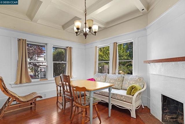 2006 Parker St, Berkeley CA: https://media.crmls.org/mediaz/ab56ff96-6564-49bb-8b2d-9e5c9cbb4e79.jpg