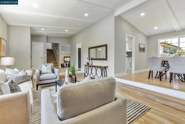 2782 Canyon Creek Dr, San Ramon CA: https://media.crmls.org/mediaz/ab572686-192f-45d6-b045-163f9aeb4117.jpg