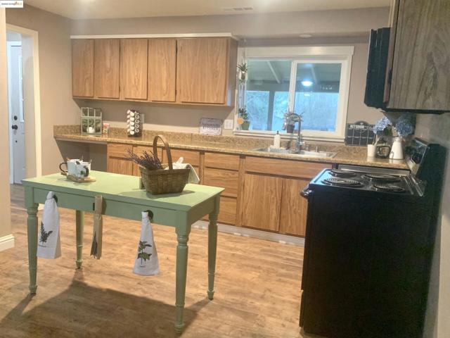 5372 Tule Tree Ln, Oakley CA: https://media.crmls.org/mediaz/ab579bd9-d0a7-4d73-9629-e534ec729b36.jpg