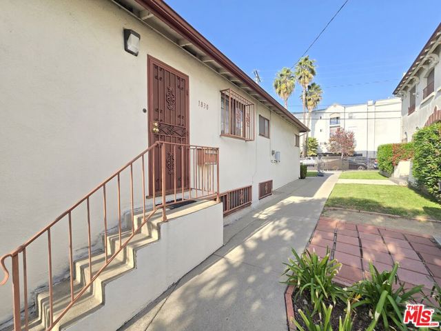 1822 Miramar Street, Los Angeles CA: https://media.crmls.org/mediaz/ab5868c9-a02b-4ae9-90d0-6a20fa6938a1.jpg