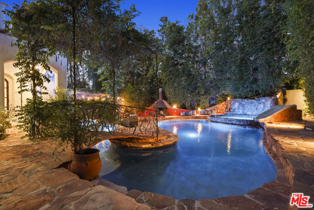 18414 Corazon Circle, Tarzana CA: https://media.crmls.org/mediaz/ab58d687-26bc-4927-afc9-8bcca19ae8d3.jpg