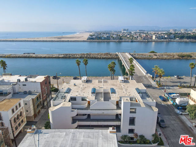 6209 Pacific Avenue, Playa del Rey CA: https://media.crmls.org/mediaz/ab5b53d0-cfea-4bfd-9766-1d3ba6974ea4.jpg