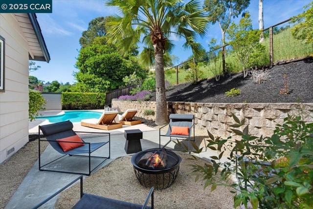 25 Whitehall Dr, Orinda CA: https://media.crmls.org/mediaz/ab5b7cb3-123d-46e5-a265-2f57650e51d8.jpg