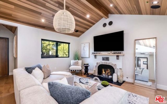 622 N La Jolla Avenue, Los Angeles CA: https://media.crmls.org/mediaz/ab5c2659-4374-4598-a15e-c58b0aae4e0e.jpg