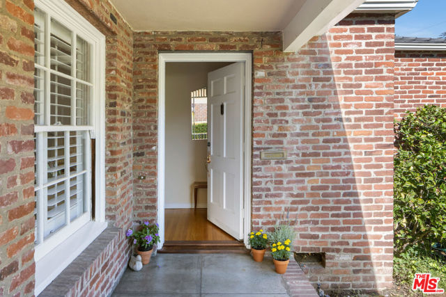 2426 New York Drive, Altadena CA: https://media.crmls.org/mediaz/ab5c449b-5e75-44f1-a733-ca640e2b80d2.jpg