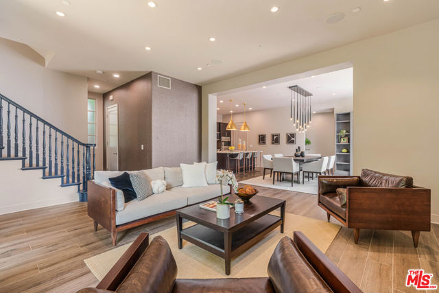 13042 W North Icon Circle, Playa Vista CA: https://media.crmls.org/mediaz/ab5c9db1-c780-4d06-a837-49910f233b40.jpg