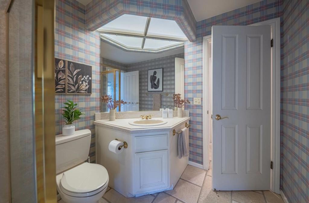 https://media.crmls.org/mediaz/ab5db4d4-25ec-4606-ac61-7a604c2f6d3a.jpg?preset=X-Large