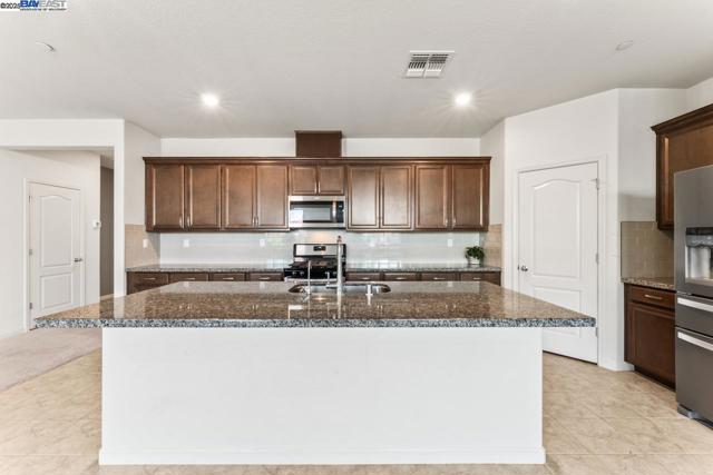 323 Sacramento St, Lathrop CA: https://media.crmls.org/mediaz/ab5dc03f-0885-46b7-b420-f810267138f4.jpg