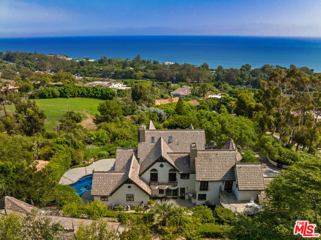 27931 Winding Way, Malibu CA: https://media.crmls.org/mediaz/ab5ef5e2-2801-4637-bde5-beade08f63d6.jpg