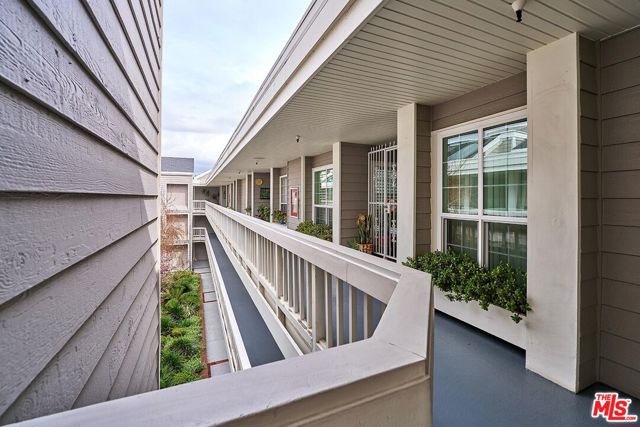 13078 Mindanao Way, Marina del Rey CA: https://media.crmls.org/mediaz/ab5f25ea-167c-49fa-9f04-c100e4c75674.jpg