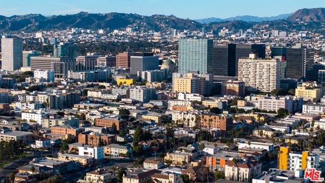 3166 San Marino Street, Los Angeles CA: https://media.crmls.org/mediaz/ab5f5916-e649-4769-a585-ad077694a5a1.jpg