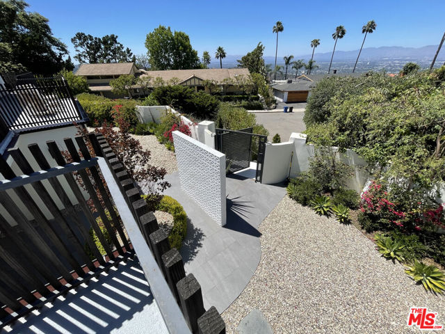 8674 Edwin Drive, Los Angeles CA: https://media.crmls.org/mediaz/ab60077a-4c57-4e5a-9ec4-78e04ddf2ca2.jpg