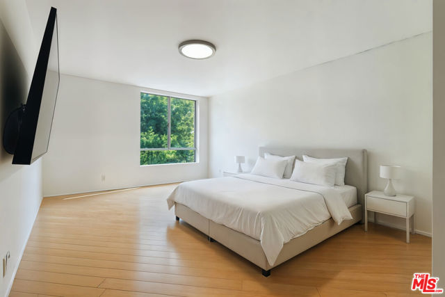 429 N Oakhurst Drive, Beverly Hills CA: https://media.crmls.org/mediaz/ab602c7a-7bf8-45ec-bbc1-67f8a7a45de6.jpg