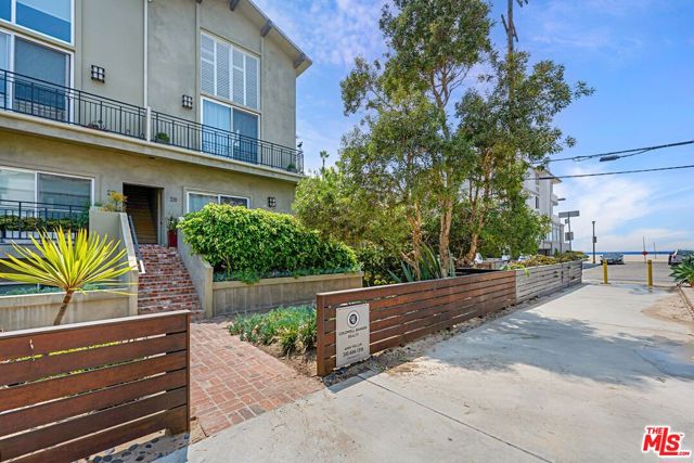 20 1/2 NORTHSTAR Street, Marina del Rey CA: https://media.crmls.org/mediaz/ab6034e2-04ab-49ac-bcc1-c9275d6d9060.jpg