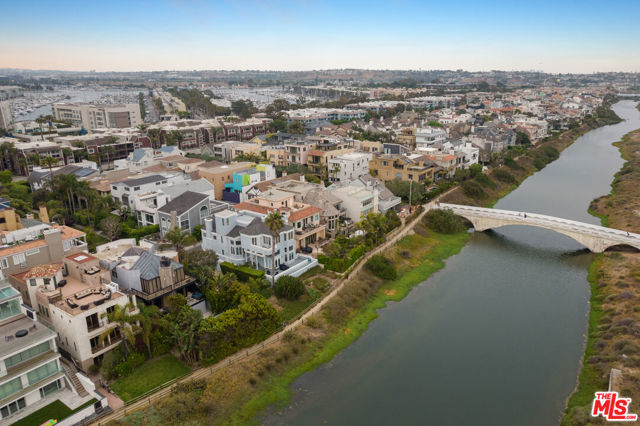 4115 Roma Court, Marina del Rey CA: https://media.crmls.org/mediaz/ab6176f0-ff72-4a6c-a6e9-291496bcfb83.jpg