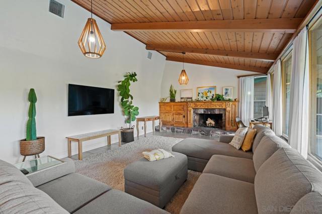 9835 Edgelake Dr, La Mesa CA: https://media.crmls.org/mediaz/ab61a27c-34b3-4050-867d-5090ffd6fefe.jpg