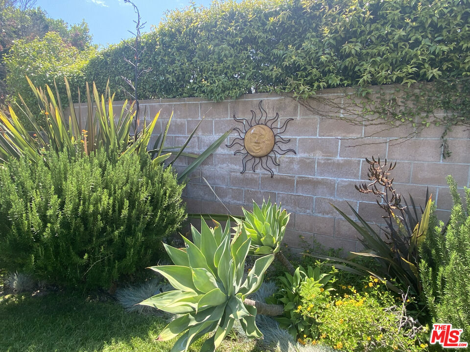 https://media.crmls.org/mediaz/ab621d06-5cd2-4917-b073-7fef072337e6.jpg?preset=X-Large